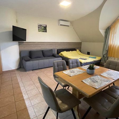 Kuenszler Apartmanhaz Zamárdi Buitenkant foto