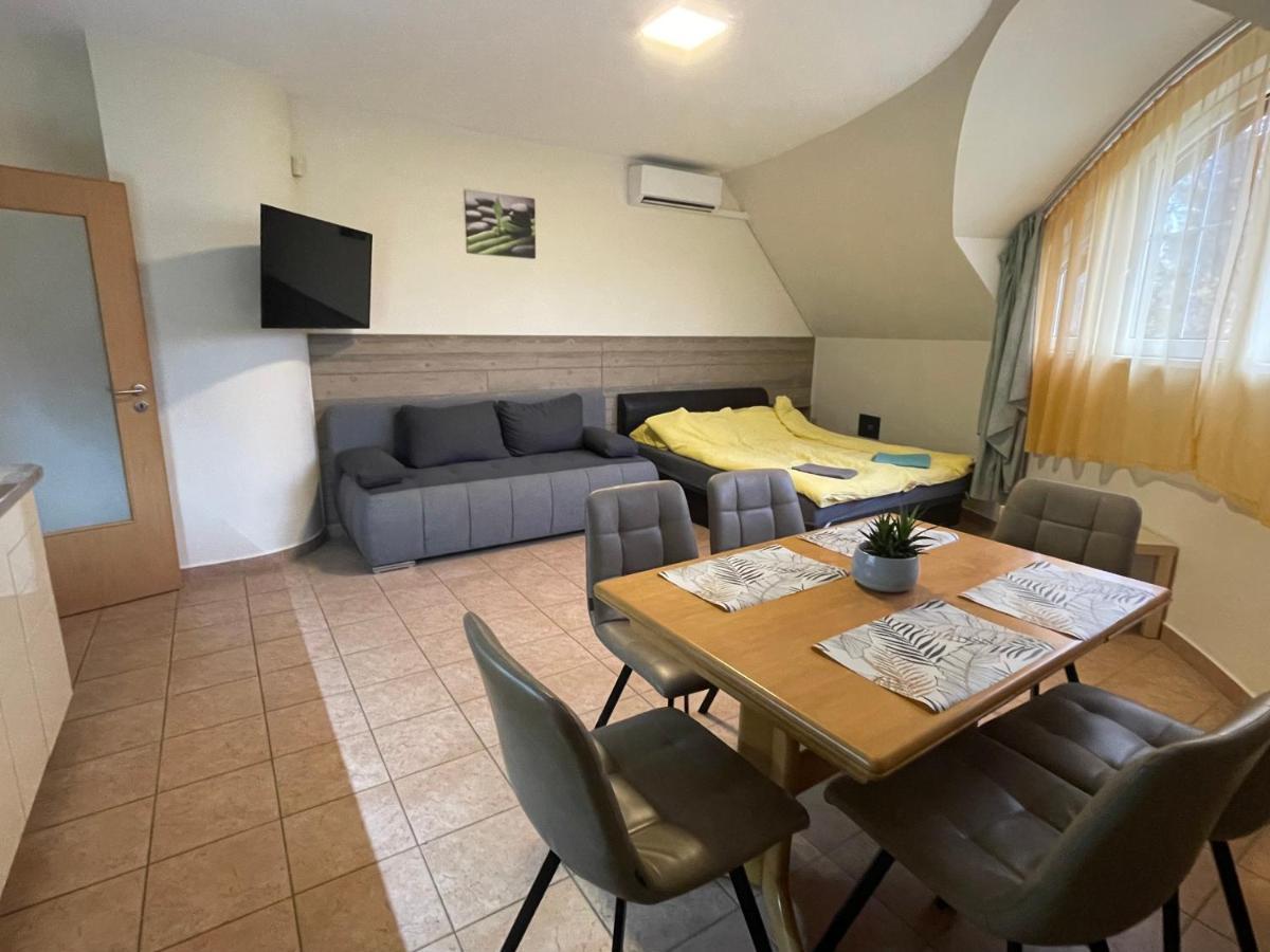 Kuenszler Apartmanhaz Zamárdi Buitenkant foto