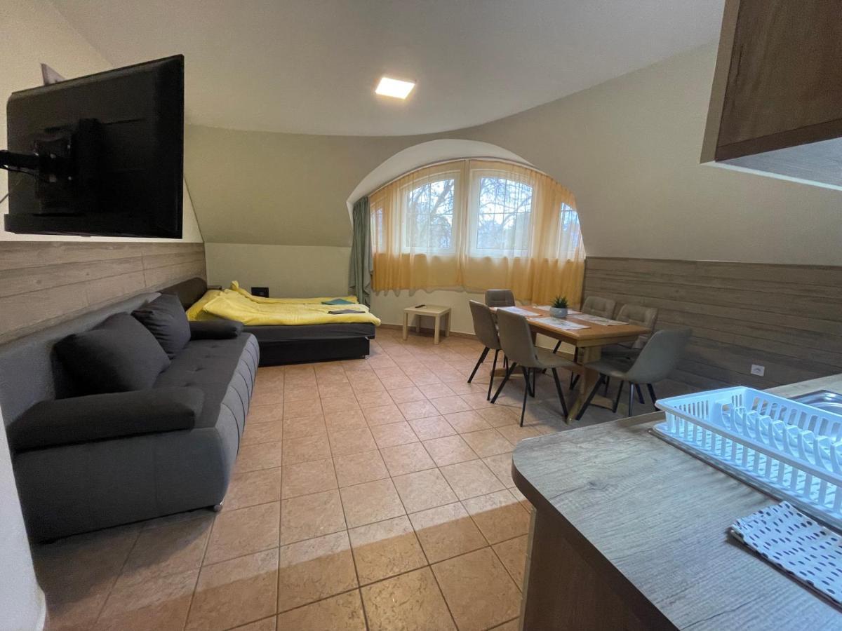Kuenszler Apartmanhaz Zamárdi Buitenkant foto
