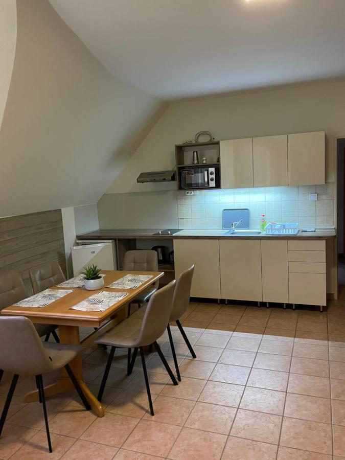 Kuenszler Apartmanhaz Zamárdi Buitenkant foto